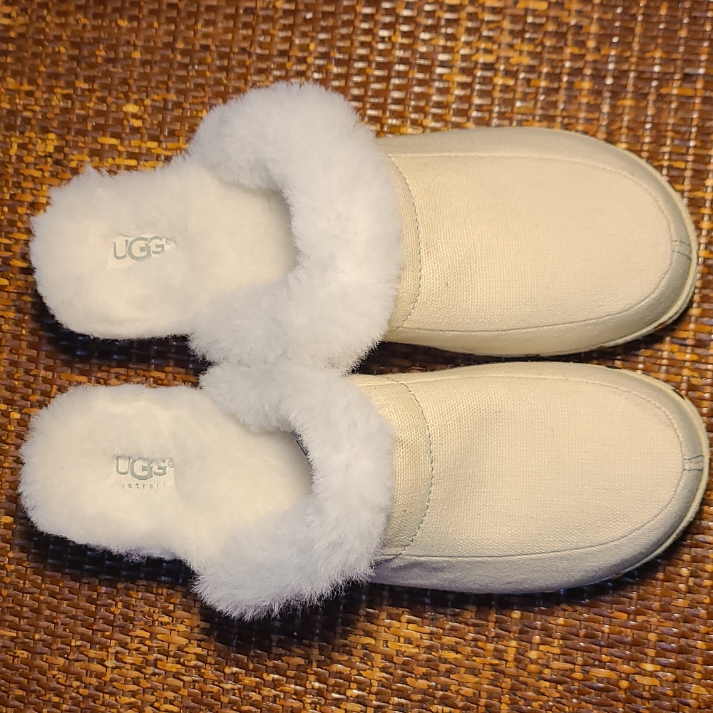 UGGS - Picture 2 of 10